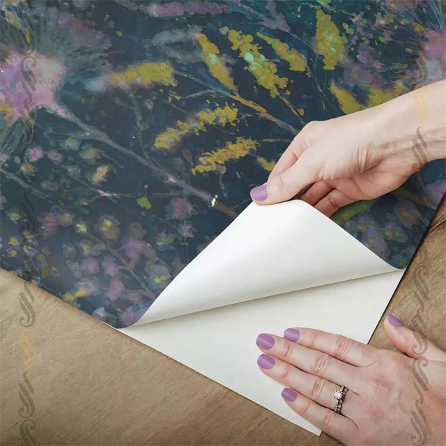 راهنمای جامع نصب و عیب‌یابی کاغذ دیواری پشت چسب دار